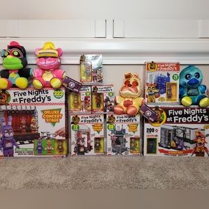 Five Nights At Freddy lot, Hot Topic Exclusive Plushies, Construction sets